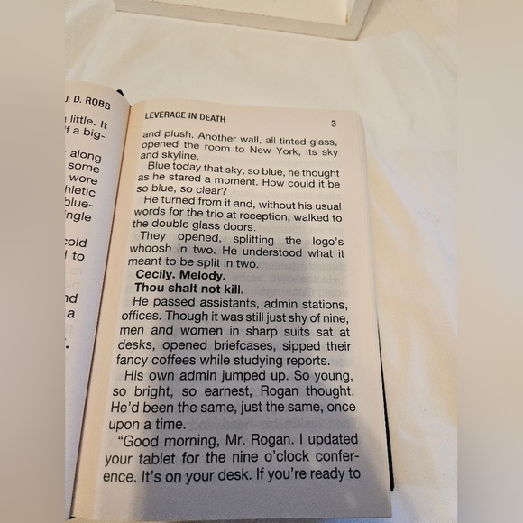 J.D. ROBB Leverage In Death Large Print Edition St. Martin's Press Bestselling - Picture 3 of 16